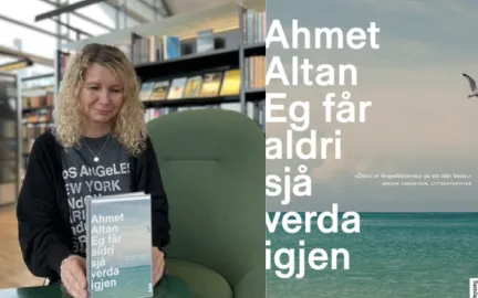Kvinne med blondt, krøllet hår sitter i en grønn stol og ser ned på ei bok hun holder foran seg. Foto.