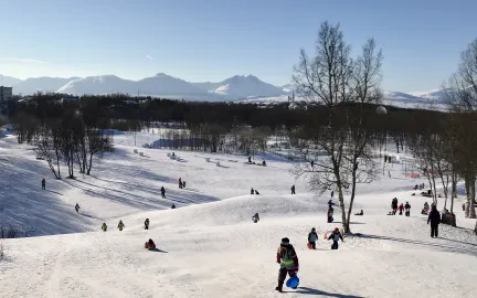 Barn i vinteraktivitet på Charlottenlund aktivitets- og friluftspark i Tromsø