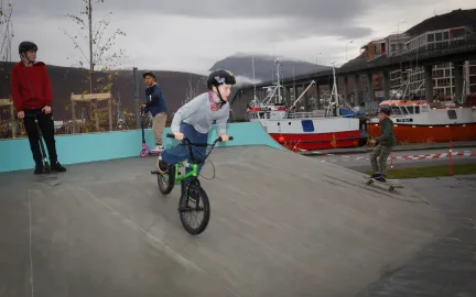 Ungdommer i full aktivitet på Nansenplass skatepark.