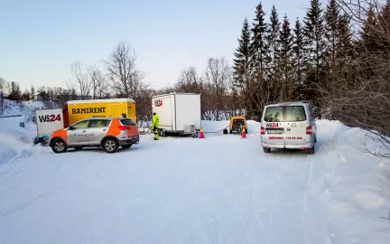 Flere biler og utstyr er parkert nært kum hvor arbeid skal utføres.
