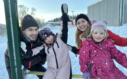 Pedagoger og barn i barnehage