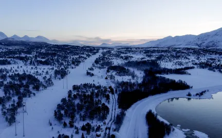 Dronefoto av gravetrase utenfor vei på Vikran.