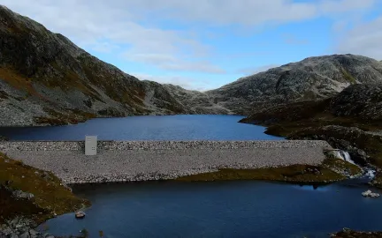 Dronefoto av dam på Ringvassøya