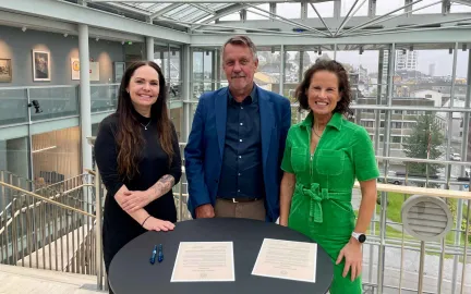 Ordfører Gunnar Wilhelmsen skrev under klimakontrakt med Buktafestivalen og Asko Nord AS. Fra venstre: Marianne Saus, festivalsjef Buktafestivalen, ordfører Gunnar Wilhelmsen, Grete Ovanger, direktør Asko Nord AS.