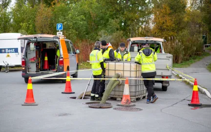 Arbeid pågår ved en kum i veibanen