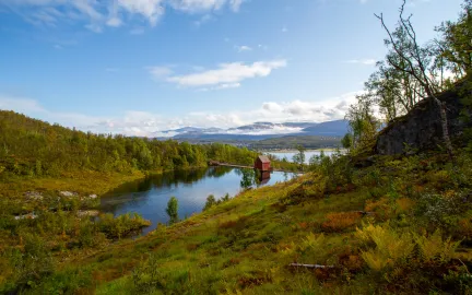 Viser hele Slettadammen med miljøet rundt demningen