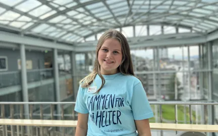 Ung dame med lyseblå t-skjorte