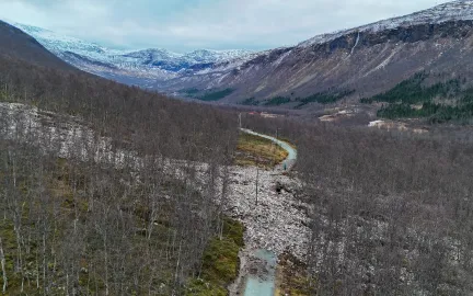 Viser steinras over lysløypa i Tromsdalen