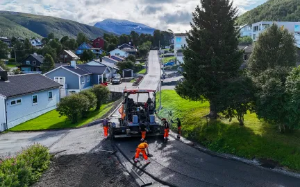 Asfaltarbeid i Skogvegen