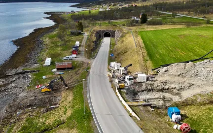 Viser grøft på begge sider av vei ved Ryatunnelen