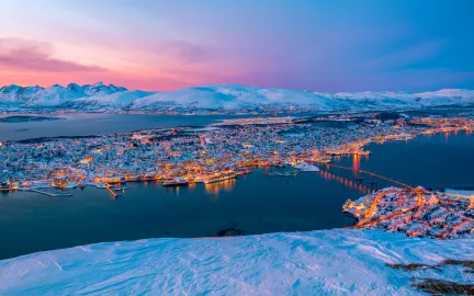 Tromsøya i vinterlys sett fra fjellheisen