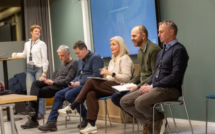 Flere personer samlet i et møte
