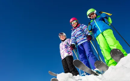Tre barn på slalomski