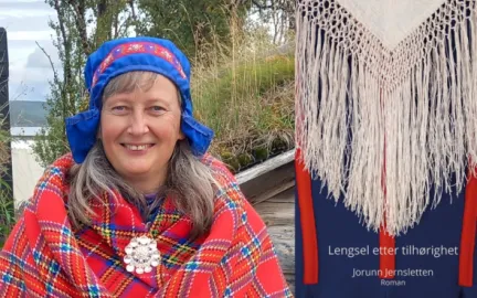Til høyre: forsidebilde av boka "Lengsel etter tilhørighet." Til venstre: En kvinne med halvlangt, grålig hår, blå lue med røde mønster, blå-ogrødrutete sjal og ei sølje på brystet smiler mot kamera. Foto.