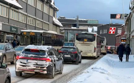 Biler og buss i trafikkert sentrumsgate