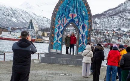 Turister tar bilder ved Porten til ishavet på Vervet