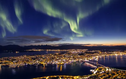 Illustrasjon av Tromsø by med nordlys