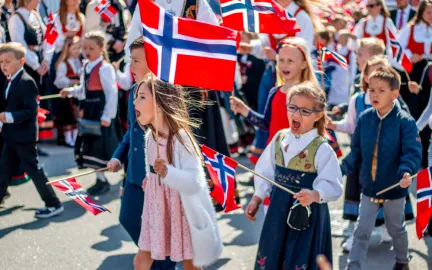 Barn som går i tog og feirer 17. mai