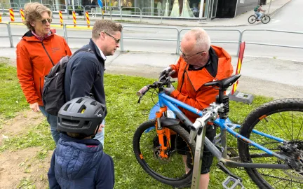 Utendørs sykkelverksted ved Tromsøbrua