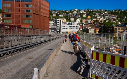 Syklist på Tromsøbrua