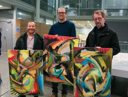 Prisvinnerne Bernt Bjørn i RadArt, skiltmaler Kristian Gundersen og Leif Arneberg poserer for fotografen med hvert sitt maleri som de fikk under prisutdelingen.