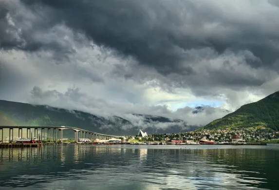 Tromsøbrua og Ishavskatedralen.