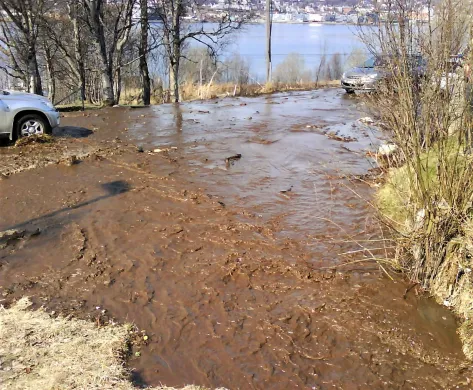 Arkivbilde fra da det var flom i Solstrandvegen i Tromsø den 17. mai i 2010