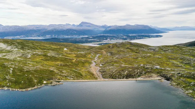 Amundvannet med Tromsøya i bakgrunnen.