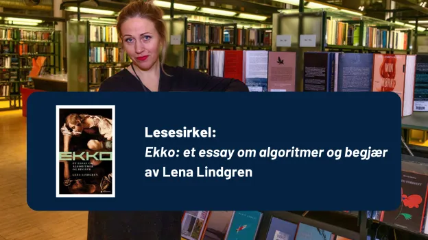 Kvinne i svart kjole ser i kamera. Til høyre for henne står bøker oppstilt på en hylle.