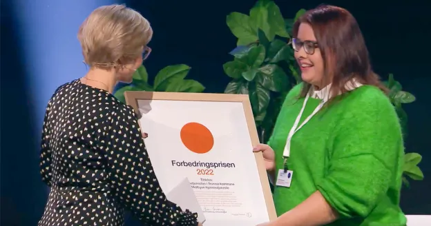 Helse- og omsorgsminister Ingvild Kjerkhol overrekker forbedringsprisen 2022 til Ellen Riksvold i Tromsø kommunes hjemmetjeneste