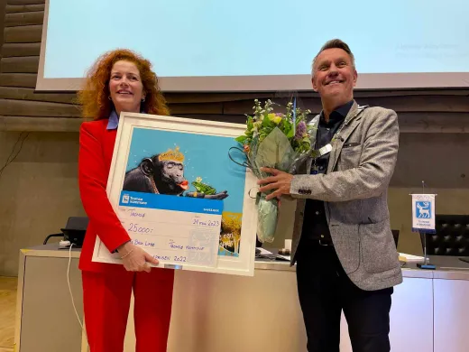 Rebekka Brox Liabø mottok kommunens likestillingspris av ordfører Gunnar Wilhelmsen.