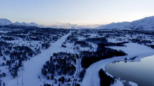 Dronefoto av gravetrase utenfor vei på Vikran.