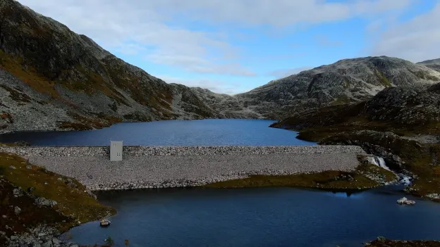 Dronefoto av dam på Ringvassøya