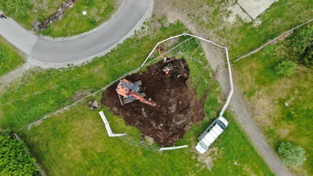Drone Skjelnan skole Dronebilde av gravemaskin og grøft i skolegård