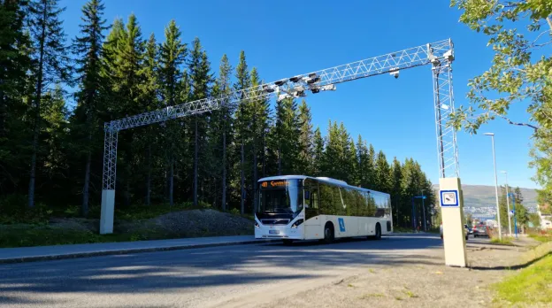 Bompengestasjon med buss på vei Bompengestasjon med buss på vei