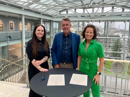 Ordfører Gunnar Wilhelmsen skrev under klimakontrakt med Buktafestivalen og Asko Nord AS. Fra venstre: Marianne Saus, festivalsjef Buktafestivalen, ordfører Gunnar Wilhelmsen, Grete Ovanger, direktør Asko Nord AS.