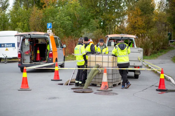 Arbeid pågår ved en kum i veibanen