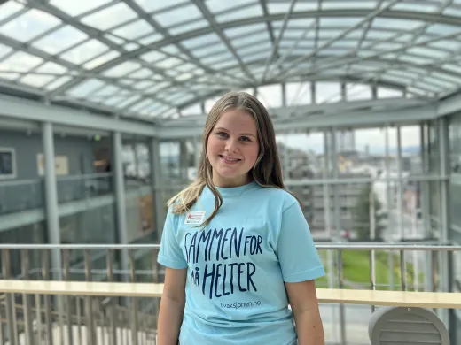 Barnekreftforeningen Lydia Næss Ung dame med lyseblå t-skjorte