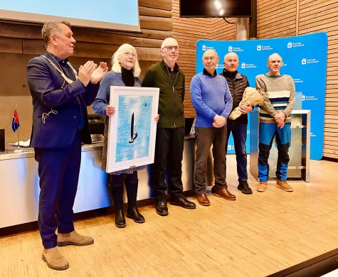 Ordføreren står sammen med fem medlemmer i Kvaløysletta Skilags seniorgjengen.