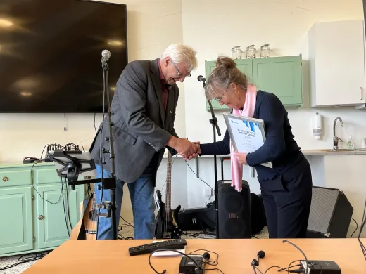 Eldrerådsleder Håvard Sandberg overrakte diplom til Karmas Klubb-leder Sissel Ebeltoft.