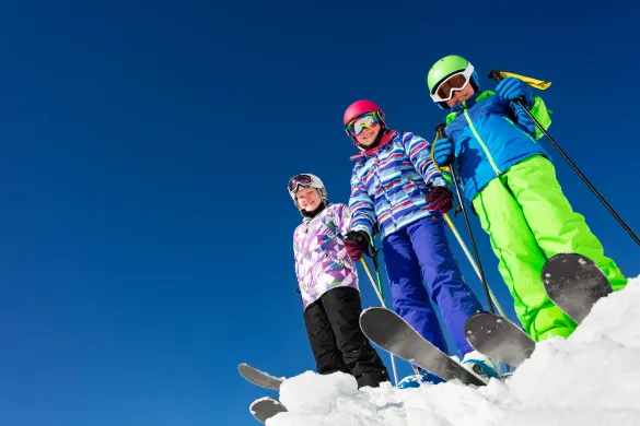 Tre barn på slalomski