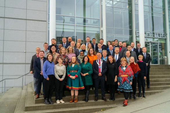Tromsøs kommunestyrerepresentanter for perioden 2023–2027 står oppstilt på rådhustrappen.