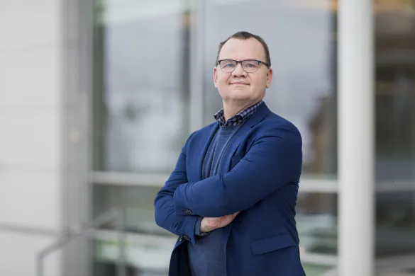 Kommunedirektør Stig Tore Johnsen avbildet med rådhuset i bakgrunn