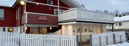 Åsland barnehage sett utenfra en skyet vinterdag