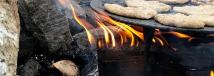 Bukkespranget naturbarnehage grilling av pølsebrød på bålpanne