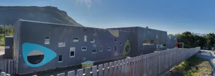 Elvestrand barnehage sett utenfra en solrik sommerdag med blå himmel