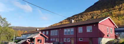 Kanutten barnehage sett utenfra en sommerdag med blå himmel
