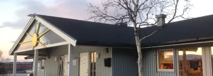 Lunheim barnehage sett utenfra en sommerdag med blå himmel og skyer