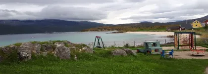 Trondjord barnehage uteområde med husker og sandkasse en sommerdag i fjæra