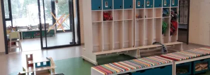Vikran barnehage inneområde med garderobe, lekematte og bokkasser